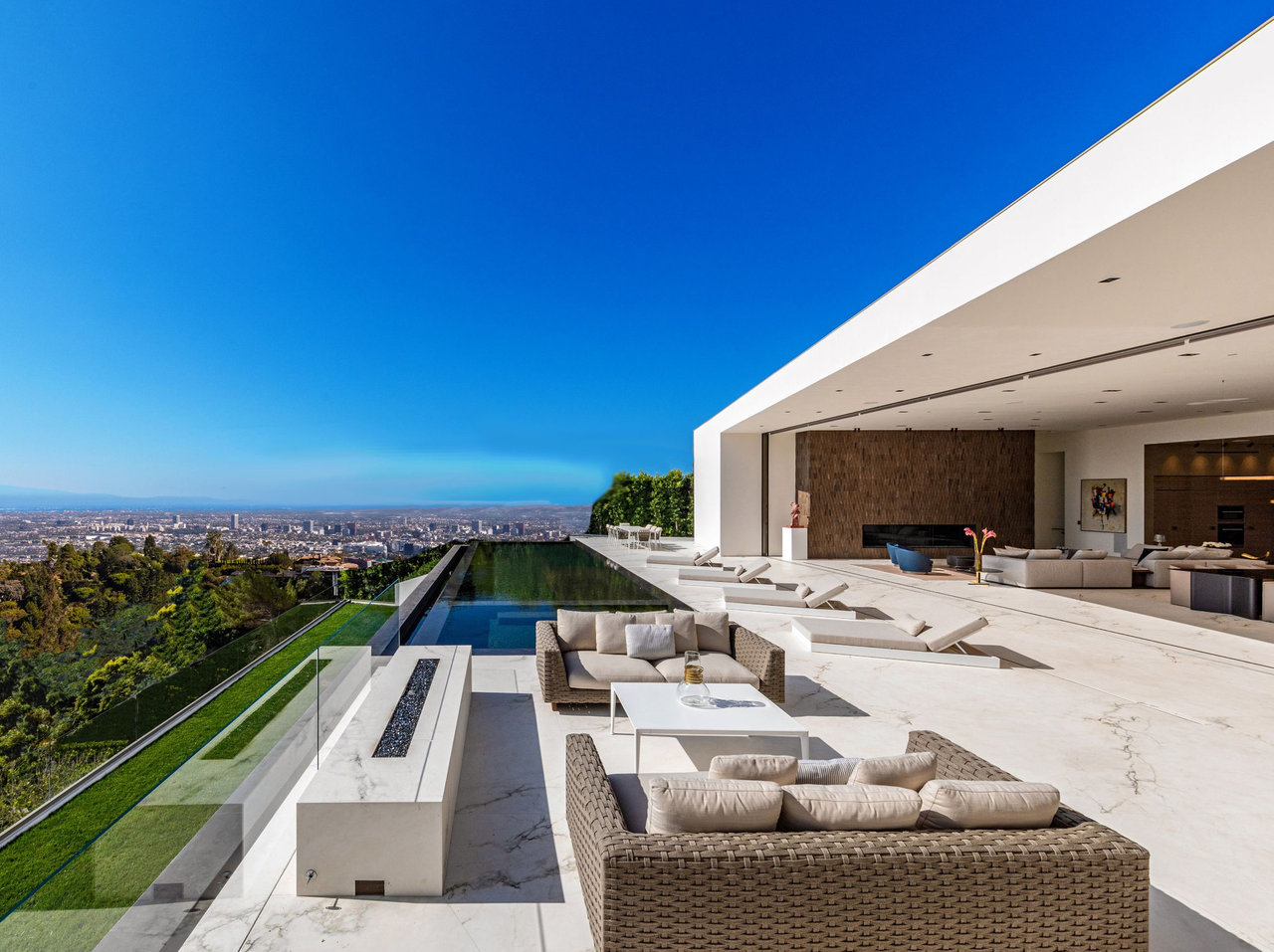 robin drive residence