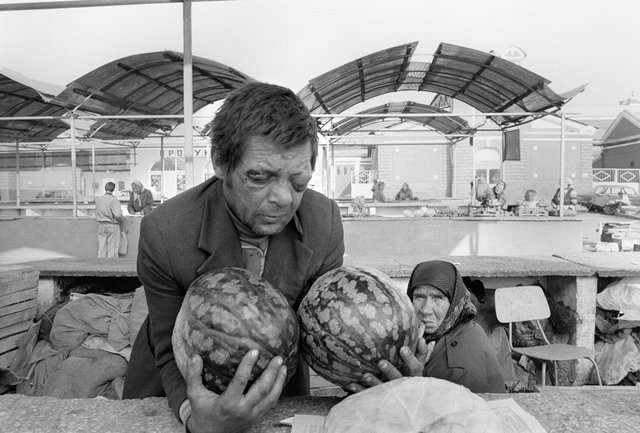 072 073 SU 171 16 Charkov, markt, meloenen 1 kopie.jpg