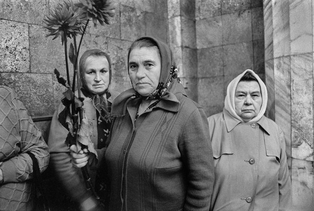 046 SU 152 38 Charkov, trouwerij, vrouwen met bloemen 1 kopie.jpg