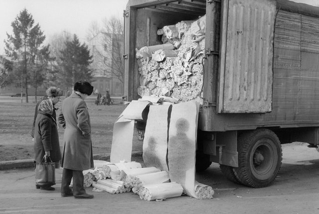 052 SU 055 65 Charkov, markt, behangrollen 1 kopie.jpg