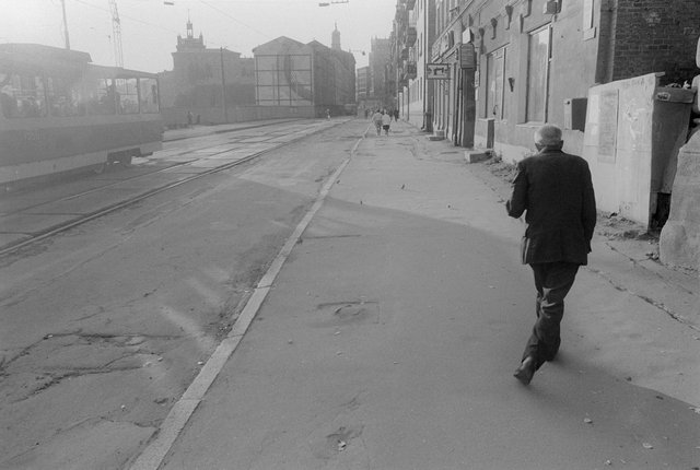 022 023 SU 138 44 Charkov, zwalkende man 1 kopie.jpg