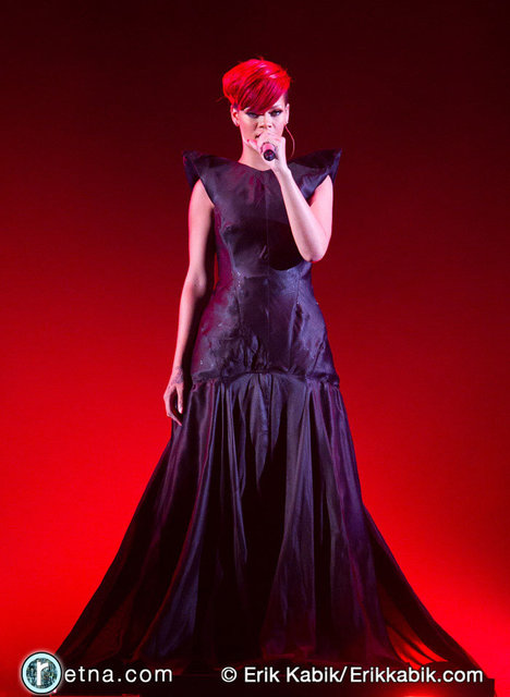 7_17_10_rihanna_mandalay_kabik-12-3.jpg