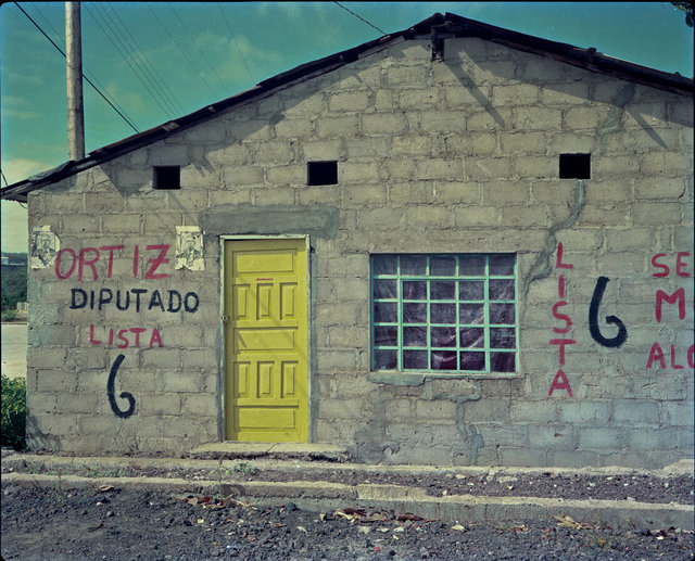 Galapogøs housee with yellow door.jpg