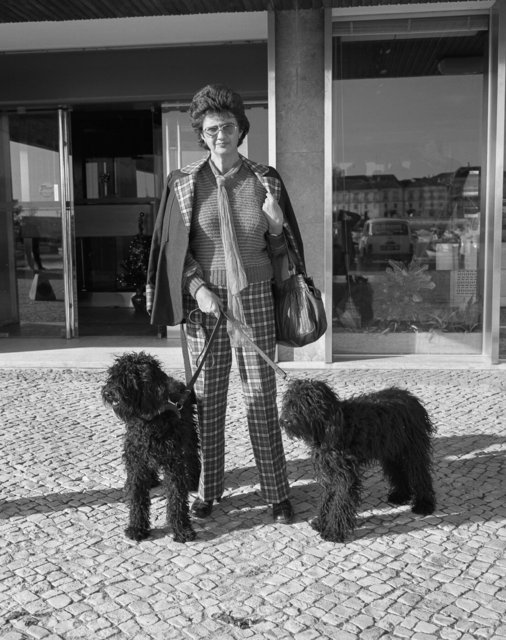 Woman with 2 black dogs Faro Dec 1981.jpg