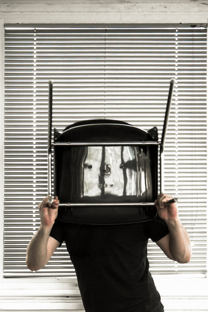Vivre masqué - Living behind the mask