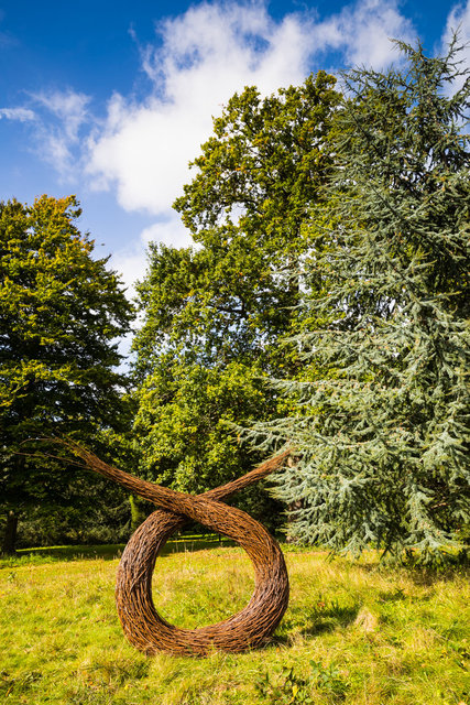 crossed loop sculpture at Kew Gardens