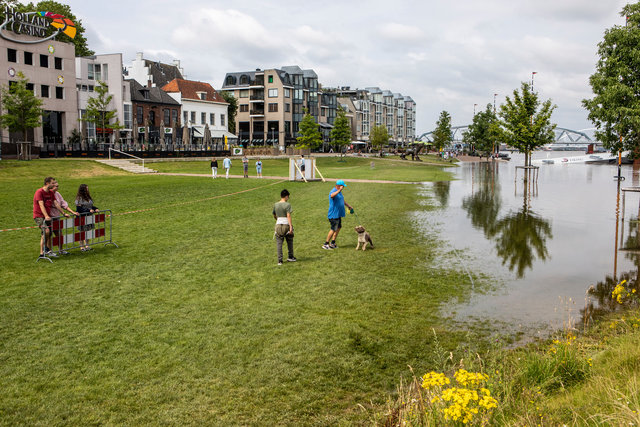High water flows over the Nijmegen Lage Waalkade