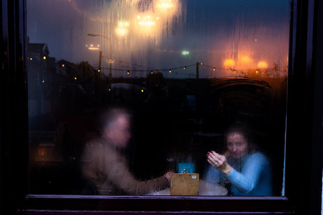 twee personen achter beslagen raam in cafe-7052.jpg