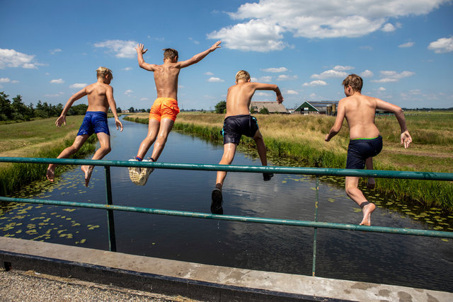 Boys jump from bridge in Overijssel during national heat wave