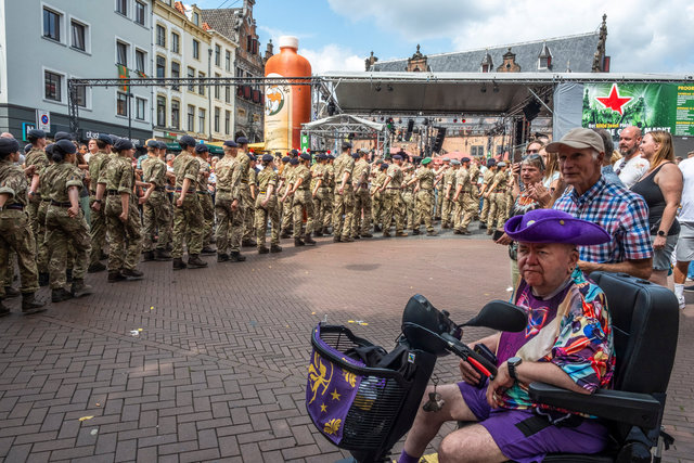 KCE- Vlaggenparade van de Vierdaagse door Nijmegen.jpg