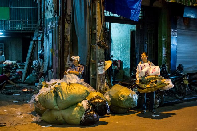 Hanoi in the evening the plastic is recycled