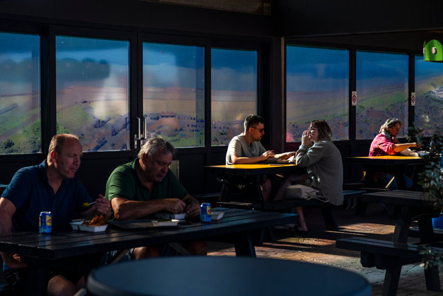 Dagjesmensen bij snackbar in Westkapelle-4052.jpg