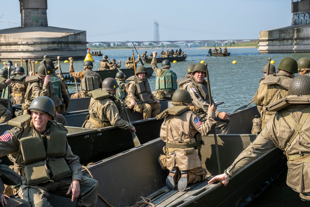 Re-enactors practice the Waal crossing on the Spiegelwaal in memory of the liberation 80 years ago
