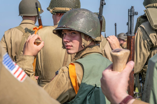 Re-enactors practice the Waal crossing on the Spiegelwaal in memory of the liberation