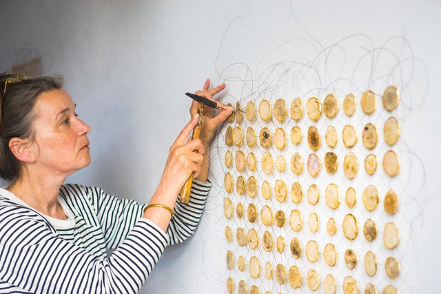 Gerda Maas working on Verborgen herinneringen I