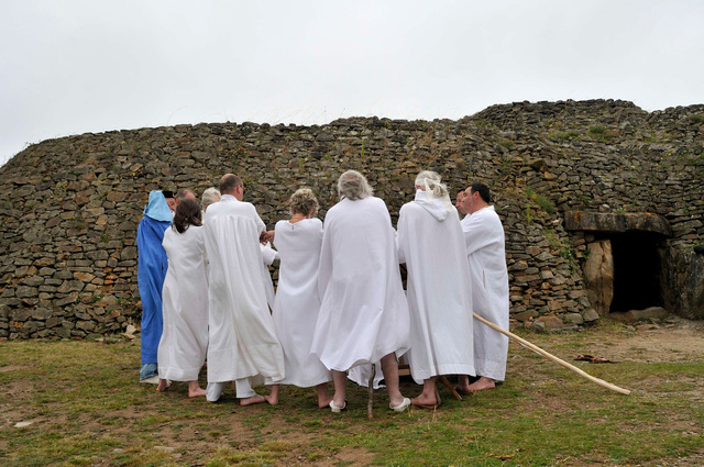 Rituel druidique sur l'île de Gavrinis, solstice d'été, Golfe du Morbihan