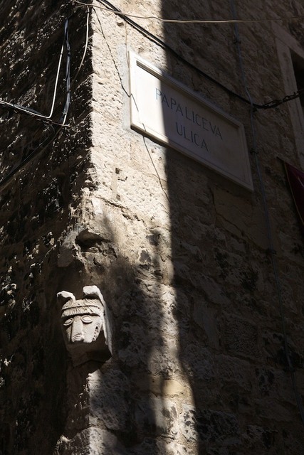 Esquina nas ruas do Palácio Diocletian