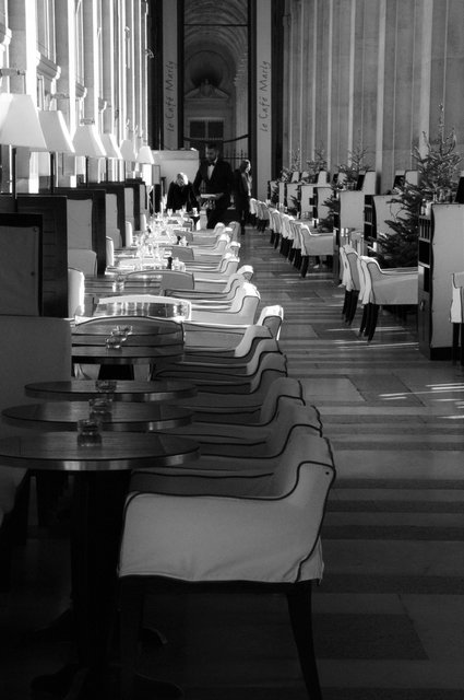 Café près de la Pyramide du Louvre - Paris déc. 2015.jpg