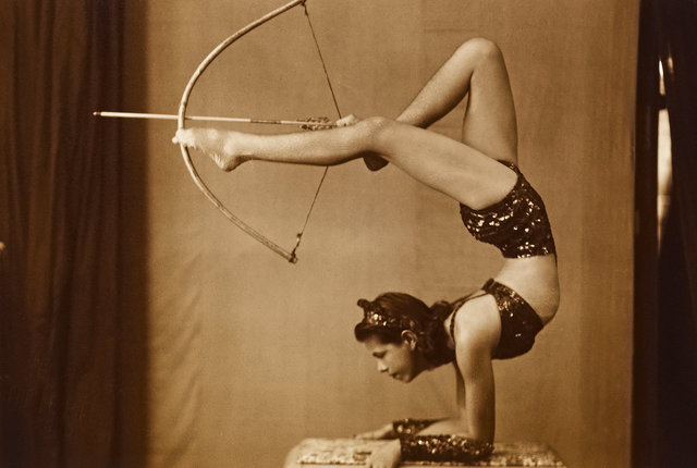 Kasmin's Postcards - Perform