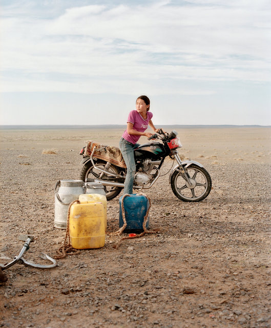 Girl in Gobi desert © Jeroen Toirkens