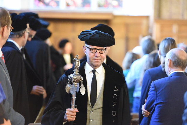 Pedel Erick van Zuylen bij oratie prof Luuk van Middelaar