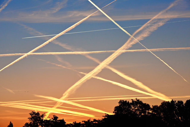 Contrails over Leiden oct 5 2018