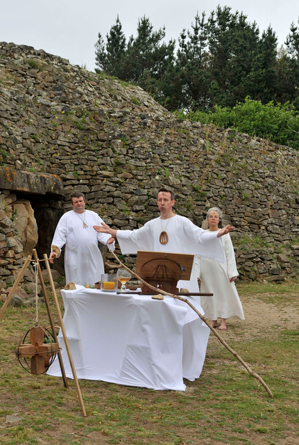 Rituel druidique sur l'île de Gavrinis, solstice d'été, Golfe du Morbihan