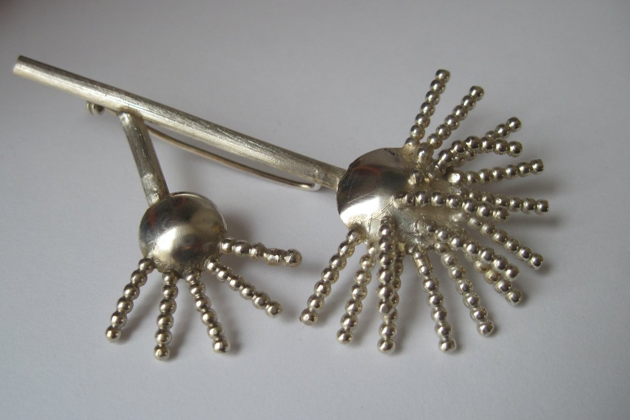 broches