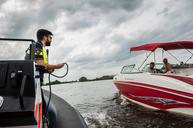 Waterpolitie op patrouille in de Biesbosch, Drimmelen 2021