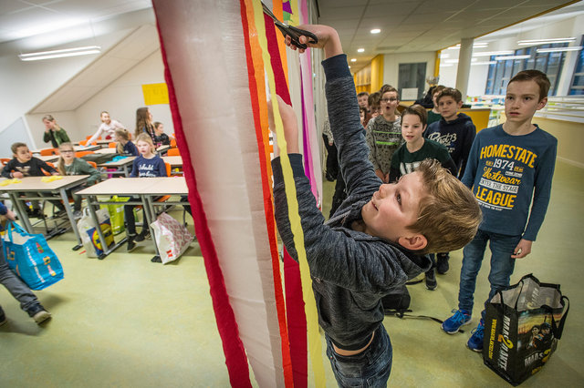 Leerlingen betreden hun lokaal in nieuwbouw ikc de Plaetse, Rijsbergen, 2017