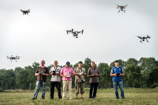 Modelvliegsport Oosterhout geeft demonstratie met drones, 2017