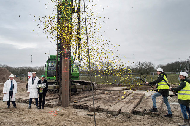 Eerste paal nieuw kantoor bouwbedrijf Vrolijk, Moerdijk, 2019