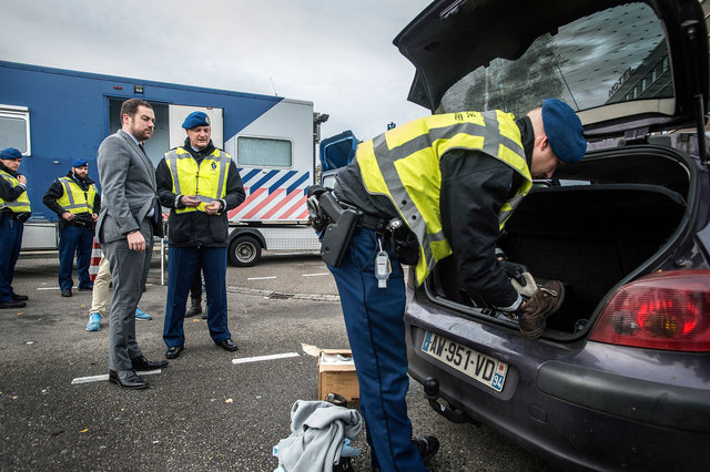 Klaas Dijkhoff bezoekt als staatssecretaris grensovergang Hazeldonk, 2105