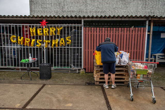 Ophalen van kerstpakketten bij de voedselbank, Breda, 2021