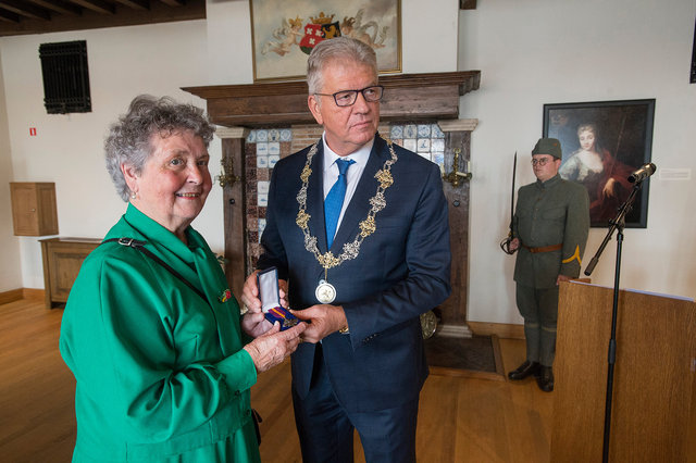 Burgemeester Frank Petter van Bergen op Zoom reikt mobilisatie oorlogskruis postuum uit, 2019