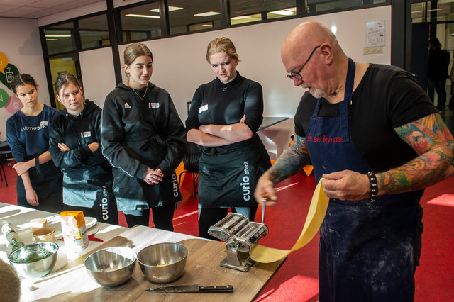 Regionale horecaprofessionals laten leerlingen Curio kennismaken met hun vak, Oosterhout, 2021