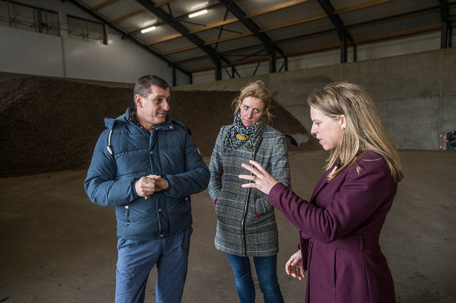 Minister Carola Schouten brengt werkbezoek aan agrarisch bedrijf van familie van Beek, Gilze, 2020