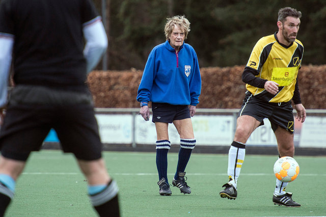 Oud-scheidsrechter Frans Derks  (1930-2020)  in actie tijdens nieuwjaarswedstrijd tussen Zwart-Wit en oud-NAC, Breda, 2019