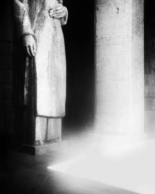 Statue 03, 2017, Archival Pigment Print, 98 x 78 cm, Ed. 3 + 2AP