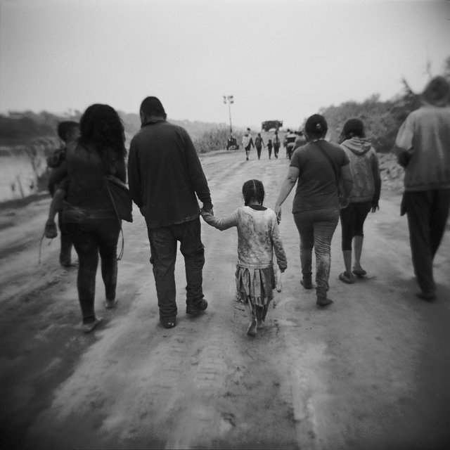 15-EAGLE PASS,TX, FAMILIES FROM ECUADOR WALKING THE LAST MILES TO THE BORDER PATROL STATION_11:2023.jpg