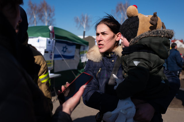 Una mamma con il figlio si informa su come si può proseguire - Confine di Medika.jpg
