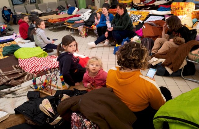 Sala di attesa dei treni riadibita a camerata di accoglienza per migranti - Stazione dei treni di Przemyśl.png