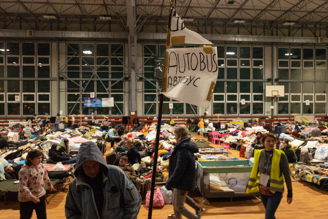 Grande palestra riadibita a centro di accoglienza da parte del Polish Humanitarian Action confine di Zosin (3 ore di auto da Leopoli).jpg