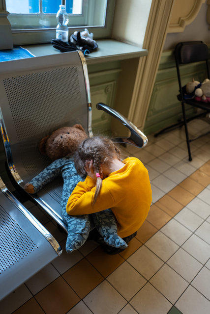 Una bambina con il suo orso di peluche – corridoio medico – Stazione dei treni di Przemyśl.jpg