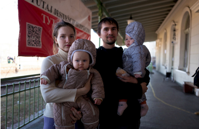 famiglia ucraina alla stazione dei treni di Przemyśl.png
