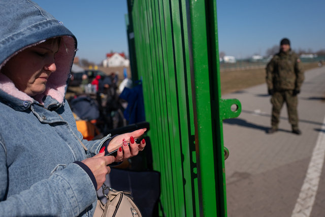 Una donna Ucraina che vive in Polonia attende l’arrivo della sorella al cancello di frontiera – Confine di Medyka .jpg