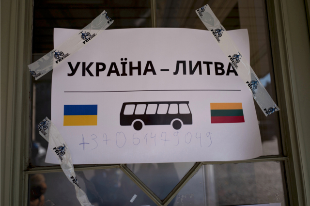 Un cartello appeso su una porta di un bar a Przemyśl indica l’esistenza di un pullman per  migranti provenienti dall’ ucraina con destinazione Lituania. .png