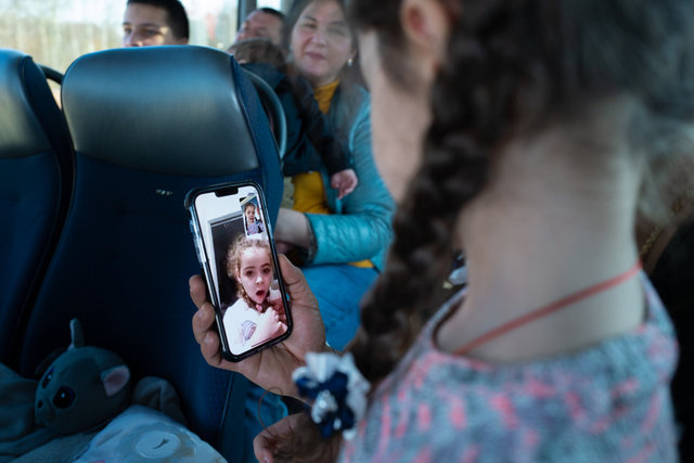 Sul pullman che la porta in Italia, Katia conosce via video la bimba della famiglia dalla quale sarà accolta.jpg
