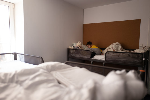 Bimbo ucraino che gioca nel letto di una camerata Children House Slavic Mission Europe Cracovia .jpg