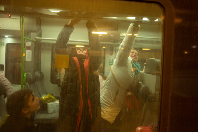 Due donne sistemano i loro bagagli sul treno – Stazione di Cracovia.jpg